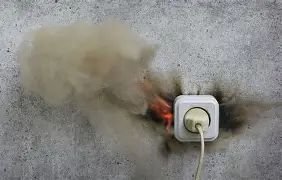 Odore di bruciato da una presa a Milano: cause e rimedi